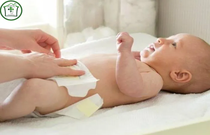روش صحیح تعویض پوشک نوزاد دختر تازه متولد شده
